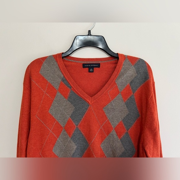 Banana Republic Silk Cashmere Argyle V-Neck Pullover Sweater, Cayenne Orange, M - Picture 3 of 8